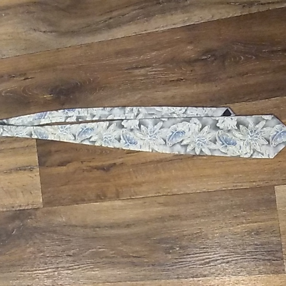 Tropicals by tango 55in necktie 100% Silk